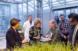 Sens. Klobuchar and Stabenow visit with USDA Cereal Disease Lab and Plant Path experts